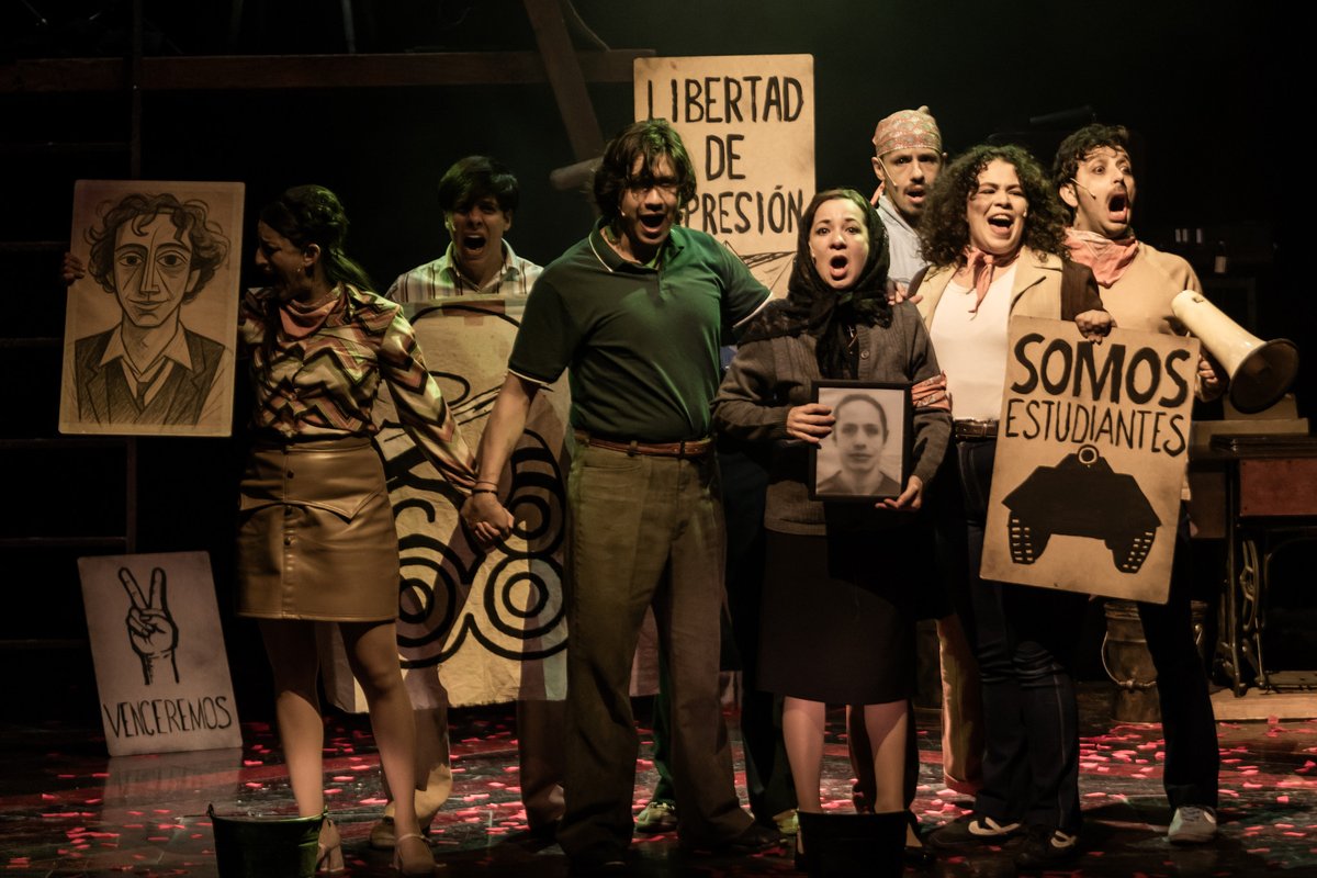 PLaLibertadMX's tweet photo. 🎵 Cruza los dedos, toca madera 🎵… y no te pierdas de las últimas funciones de #ParaLaLibertad: México 68, un musical con canciones de Joan Manuel Serrat.

🕊️ 10 de oct. | ⏰ 7 y 9:30 pm
📆 11 de oct. | ⏰ 6 y 8:30 pm
📆 12 de oct. | ⏰ 1:30 y 5:30 pm
🎟️ https://t.co/5fezcKQxSP https://t.co/PomyKSrrDu