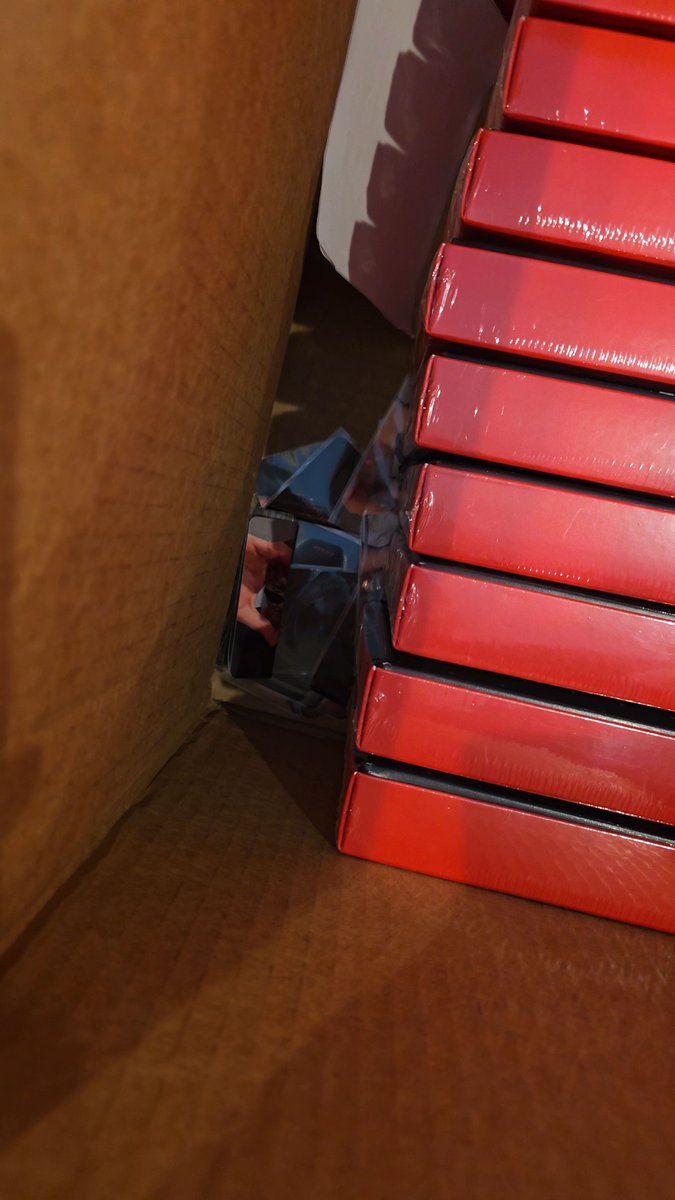 ddeongshop's tweet photo. Please film an unboxing video if you’re expecting albums from the Hello82 fansign!! This is absolutely unacceptable. The POB’s were just thrown into the box with NO protection. With the wait and how much we paid for these I expected better.

@hello82official @hello82shop https://t.co/Vtd2SoTcOB