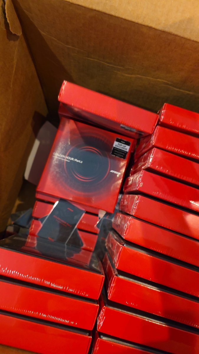 ddeongshop's tweet photo. Please film an unboxing video if you’re expecting albums from the Hello82 fansign!! This is absolutely unacceptable. The POB’s were just thrown into the box with NO protection. With the wait and how much we paid for these I expected better.

@hello82official @hello82shop https://t.co/Vtd2SoTcOB