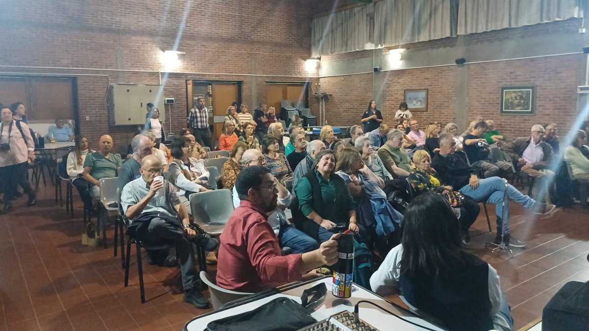 Leoherou's tweet photo. Cerramos la semana conversando con muchas vecinas y vecinos del territorio del CCZ5 en el Municipio CH, convencidos de que la única forma de lograr objetivos ambientales, climáticos y especialmente en la gestión de residuos es trabajando Juntos.
Y mañana sabado...seguimos!!! https://t.co/A0sYmDFjwY