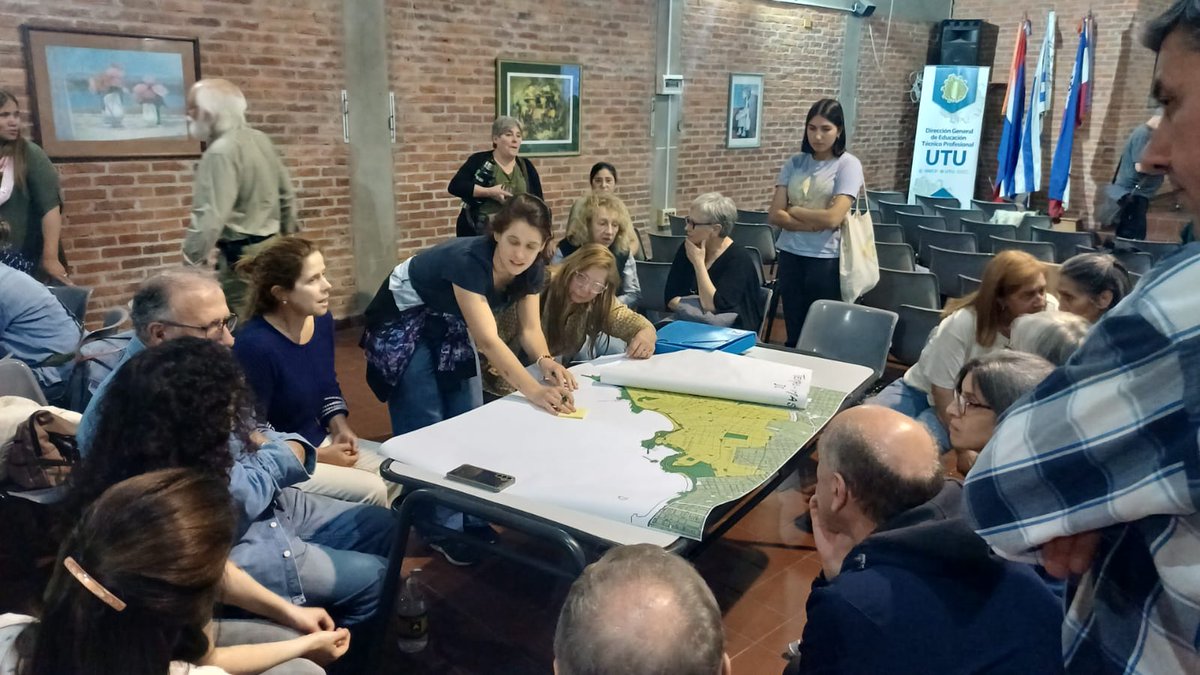 Leoherou's tweet photo. Cerramos la semana conversando con muchas vecinas y vecinos del territorio del CCZ5 en el Municipio CH, convencidos de que la única forma de lograr objetivos ambientales, climáticos y especialmente en la gestión de residuos es trabajando Juntos.
Y mañana sabado...seguimos!!! https://t.co/A0sYmDFjwY