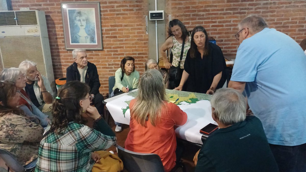 Leoherou's tweet photo. Cerramos la semana conversando con muchas vecinas y vecinos del territorio del CCZ5 en el Municipio CH, convencidos de que la única forma de lograr objetivos ambientales, climáticos y especialmente en la gestión de residuos es trabajando Juntos.
Y mañana sabado...seguimos!!! https://t.co/A0sYmDFjwY