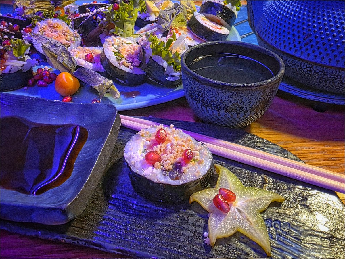 k_pawlowska's tweet image. #NightTrivia
#JustNow
#FriendshipRoutines 😍

“#Friendship is born at that moment when one person says to another, ‘What! You too? I thought I was the only one.&apos;” – C.S. Lewis

#WeekendVibes #WeekendMood #FoodFriday #Sushi #EnjoyLife #FlowersOnFriday