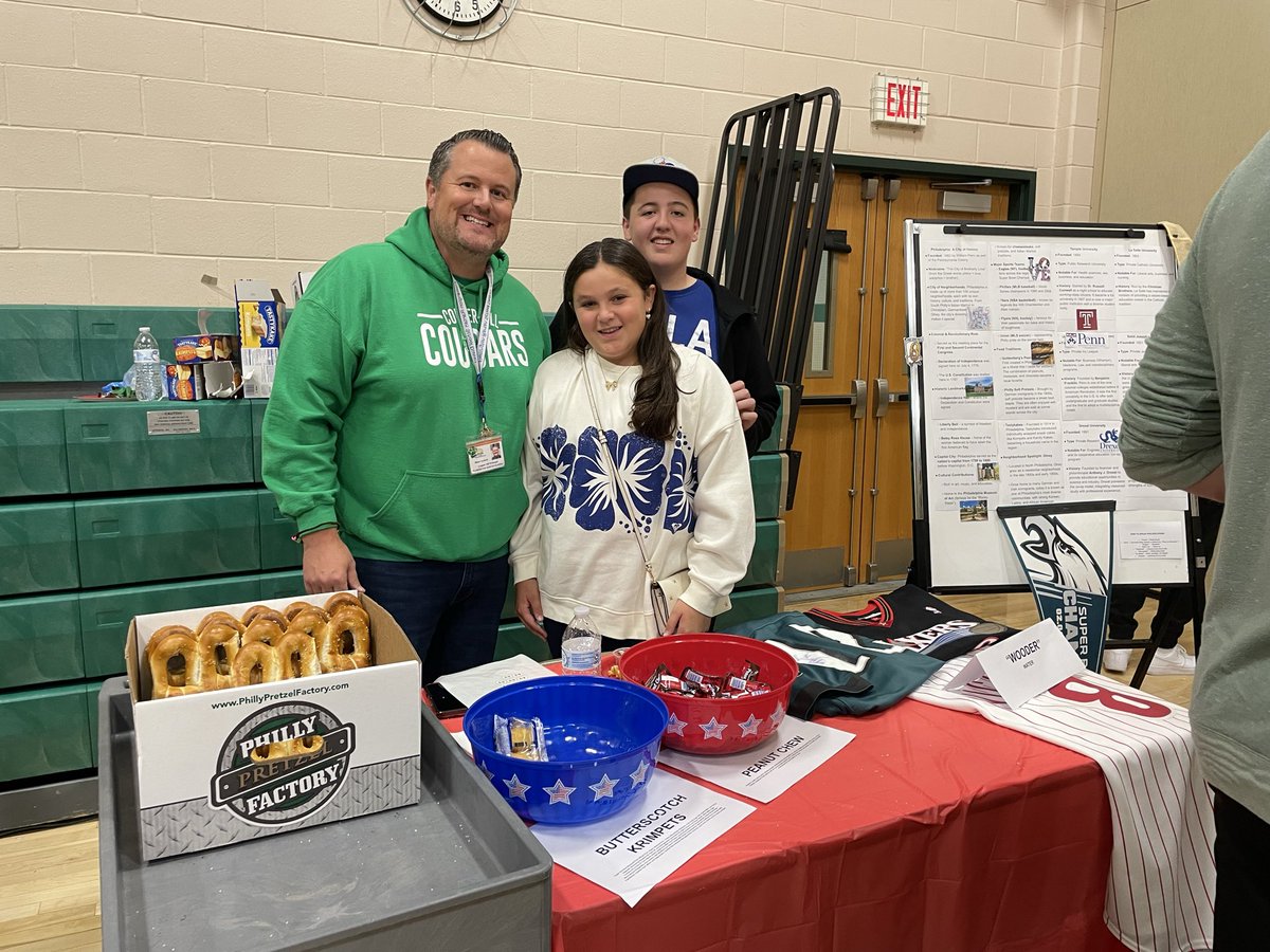 Mr. Lockett and family representing Philly at Heritage Night! 🥨 <a href="/JLockettTeach/">Jesse Lockett</a>