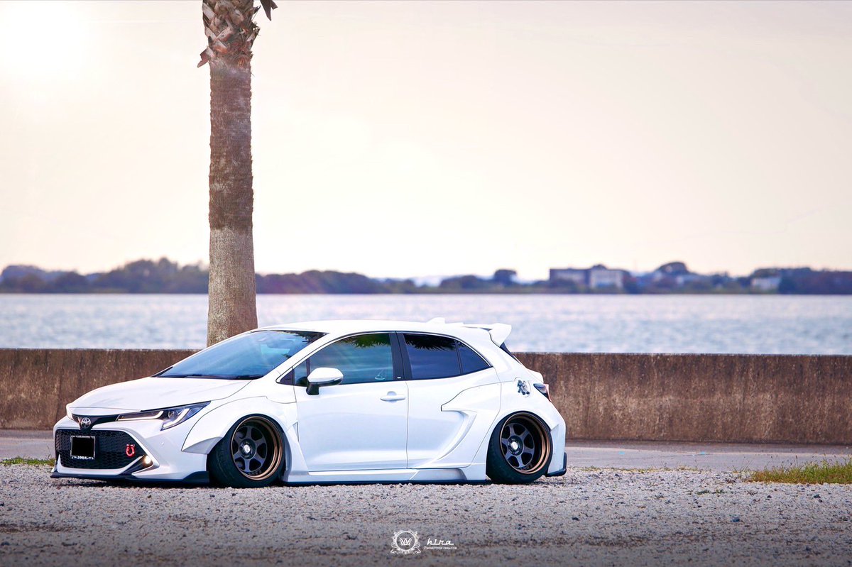 ZWE213COROLLA_s's tweet image. 仕様変更2025！
ホイール:WORK MEISTER L1 
 F:11J-49
R:11J-62
タイヤ:NITTO NT555G2
255/35R18

ボディキット:86用RALLY BACKER Ver2大加工
•純正ラインに合わせた匠の腕が随所に光るカロスポの完成です！
拘り優先→リヤドアノブ撤去！

製作SHOP:B-dash
#Bdash 
#corollasport
 #komphotocontest