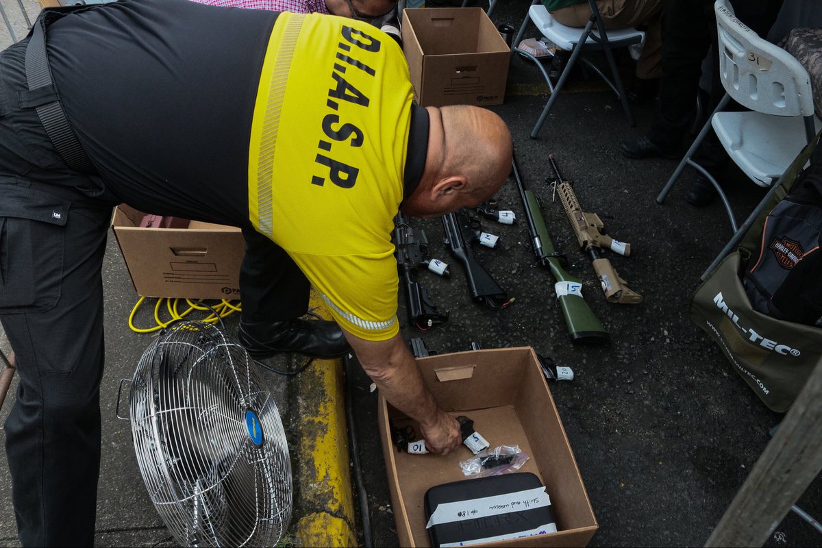 El ministro de Seguridad Pública <a href="/frankabregom/">Frank Abrego</a>, junto a la vicegobernadora de Panamá Yessenia Sánchez y la vicegobernadora de Colón Marysin Cedeño, el director de la Diasp Juan Herrera y el jefe de la ZP de Colón, supervisó el Programa Armas y Municiones por Comida y Medicinas.