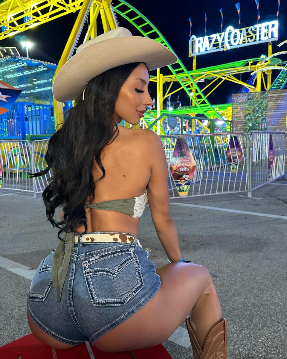 andreaberron7's tweet image. Deep in the 🤍 of Texas 🐴 

#rodeo #country #south