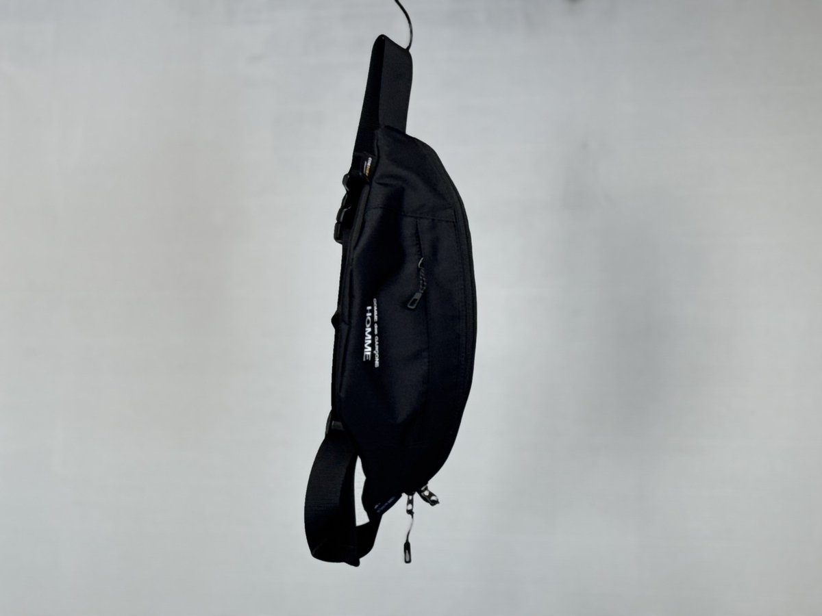 WeekendTokyo's tweet image. 【every day new arrival 】

“毎日新入荷”

comme des garcons body bag dead stock

コムデギャルソンのボディバッグ
完売品、HOMMEラインのブラックショルダー
コーデュラナイロンを使った堅牢なボディ、サイズはマルジェラのボディバッグより一回りほど大きく容量があります

dead stock…