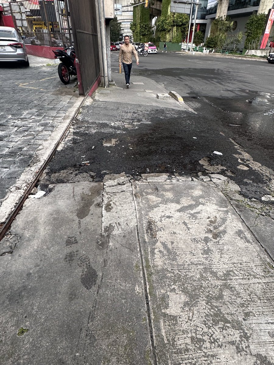 Tere_RC74's tweet photo. Este hospital de mascotas Medipet ubicado en romulo ofarril #503Pilares Águilas Álvaro Obregón CDMX  tiene un desagüe directo a la calle, por donde sale agua con jabón sucia, y contamina la calle y a quienes vamos pasando. Esto está permitido? @SEDEMA_CDMX @UCS_GCDMX @AlcaldiaAO https://t.co/fo6Ko3q30c