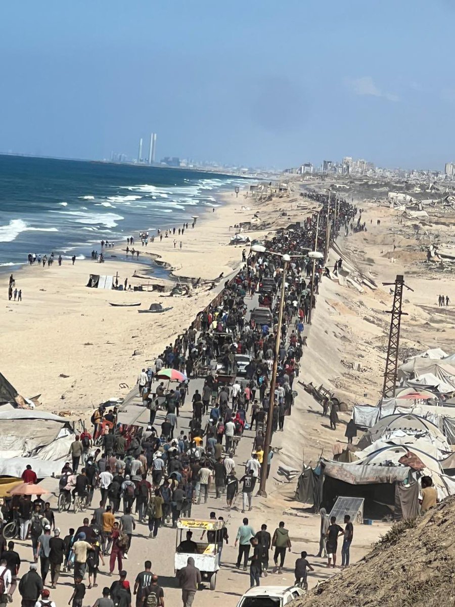 YuriQuinones's tweet photo. Otorgar el Nobel de la Paz a @MariaCorinaYA en medio del genocidio en Gaza es un acto de ceguera moral. La paz no se defiende premiando silencios cómodos, sino acompañando a quienes hoy arriesgan su vida denunciando la barbarie.

Los verdaderos defensores de la paz están en Gaza: periodistas, médicos, activistas y familias que, bajo las bombas, siguen clamando por humanidad. Pero también están en todas las personas del mundo que alzan la voz frente a la barbarie, la ocupación y el silencio cómplice.

El Comité @NobelPrize volvió a confundir la diplomacia política con la justicia. La paz no se premia, se sostiene junto a quienes la hacen posible entre los escombros…

#Gaza #Palestina #NobelDeLaPaz #Genocidio