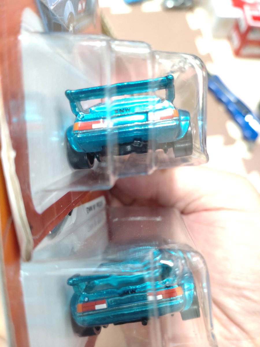 ホットワンズ着弾！箱デカッ！
BMWは２台ともに後ろタンポありでした。
#ホットウィール 
＃ホットワンズ
＃イオン