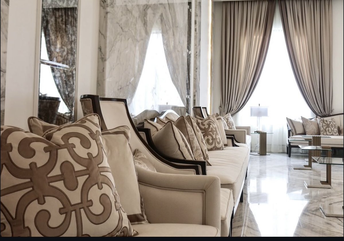 في المساحات الكبيرة، يصبح التصميم حوارًا بين الضوء والخامة والفراغ، ليصنع تجربة حسية تُشعر كل من يدخلها بالرحابة والفخامة .

#أعمالنا 
#ديكور #مفروشات 
#مفروشات_أنامل_جودي 
#تصميم_داخلي 
#تصميم__تنفيد 
نسعد بخدمتكم على الرقم

      0508501539