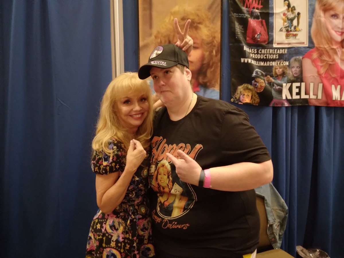 tip_sip_slash's tweet image. My favorite Kelli. The lovely @Kellimaroney