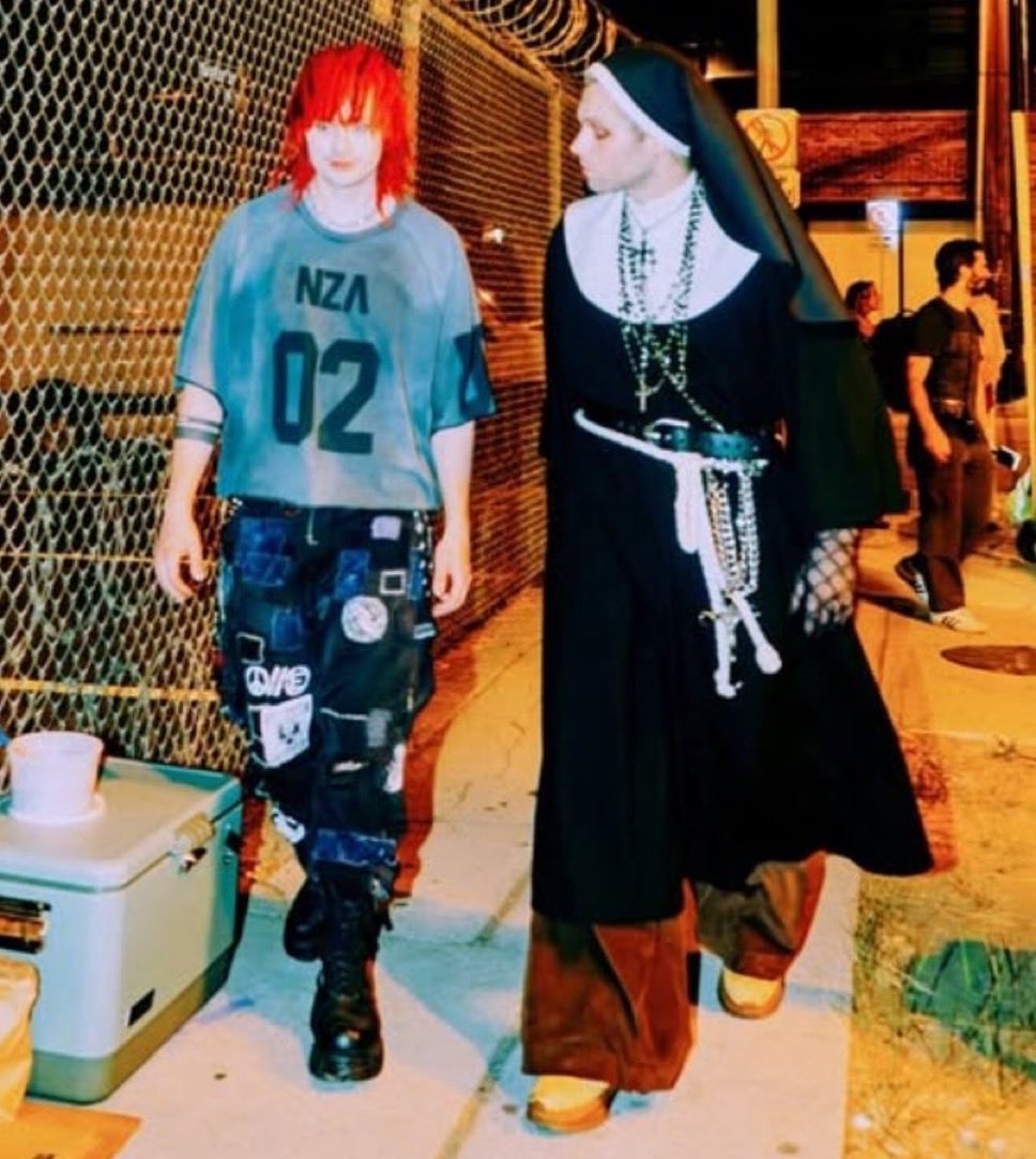 lostreality5sos's tweet image. “Excuse me, do you have a moment to talk about our lord and savior Jesus Christ?”