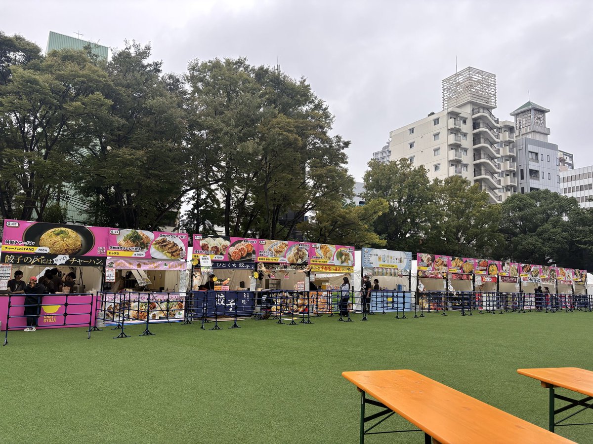TokaiRadioEvent's tweet image. クラフト餃子フェスNAGOYA2025
土日祝は10:00~20:00オープンしてます✨
今日は涼しいのでさらにアツアツの餃子がすすみます🍻🥟🥟🥟❤️‍🔥
3連休はぜひ矢場公園へ！！