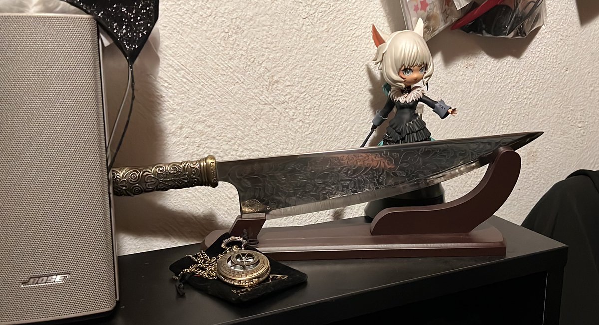 I finally set up my vorpal blade right on my desk :3