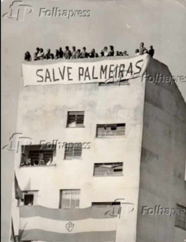 umbertocontiho3's tweet photo. Palmeiras em cenas..

1972, palmeirenses assistem o jogo em prédio ao lado do antigo Palestra Itália.  

Era uma tradição que durou até o fim do estádio antigo. https://t.co/WSMlVpcBk3