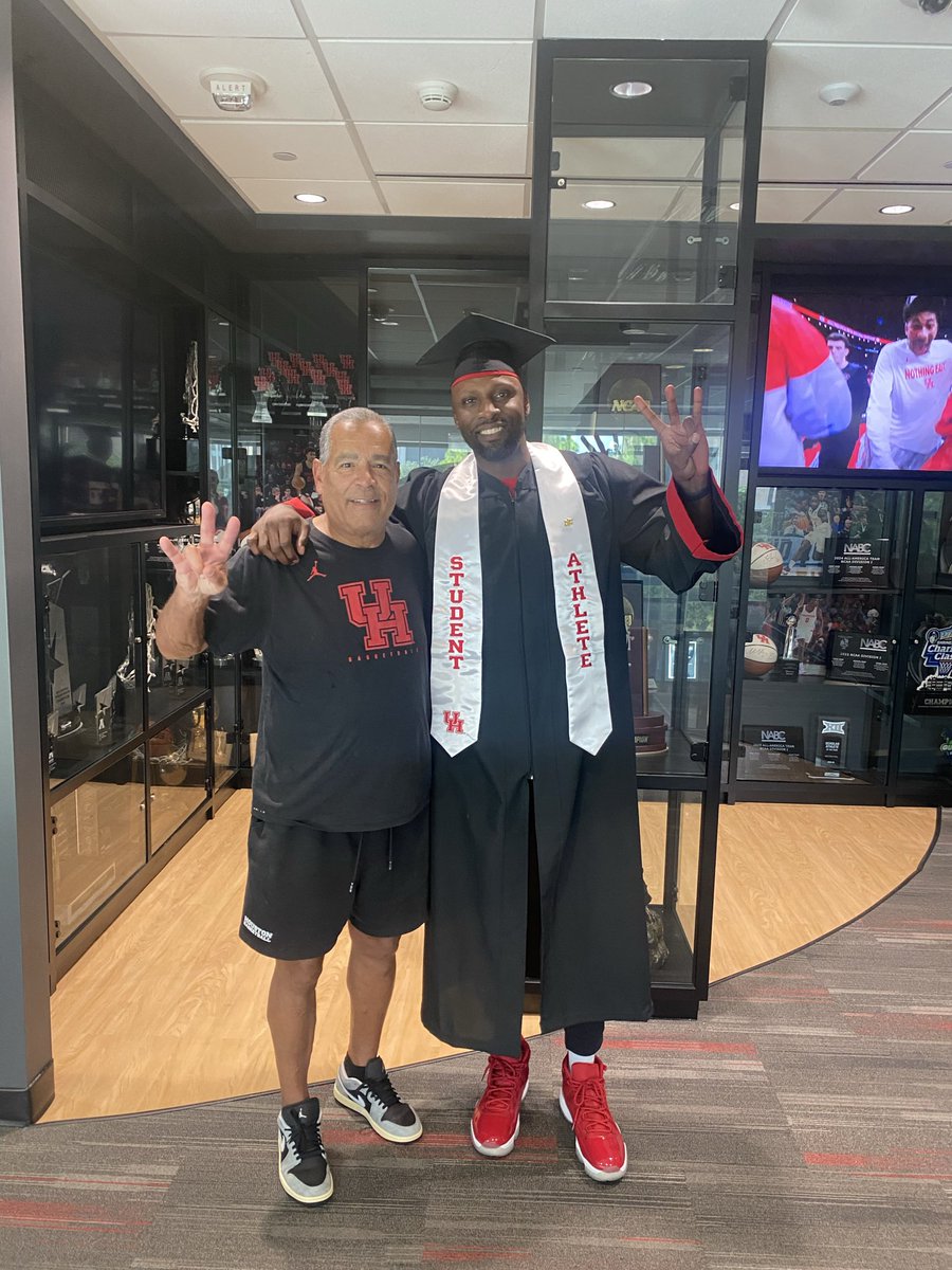 batley_bilal's tweet image. Congrats to UH Alumni @jahmarthorpe Thorpe (2005-2007)- coming back to school &amp;amp; completing degree from the Univ. of Houston. 

He is pursuing coaching opportunities collegiate and professional level. Proud of you - great character to “Finish The Race!”
#ForTheCity #AlumniFirst