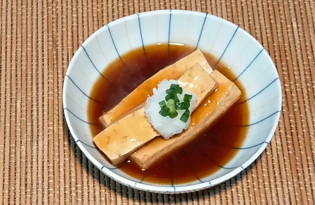 【寒くなってきたので再掲】
江戸時代に大人気だったという「八杯豆腐」

お水６：醤油１：お酒１
この比率で豆腐を煮込むというシンプルな料理。
これが本当に素朴なおいしさで、お腹がほっこり温まります。湯豆腐と違って、豆腐に醤油がほどよく染みておいしいんです。
