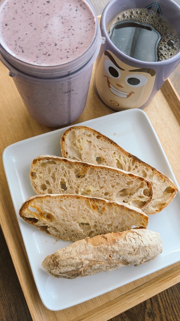 おはようございます☀

ハイカーボ朝ごはん🍞
このパンを食べるために、その前のローカーボがあると言ってもいい。
おいしい。おいしい。染み渡る。

#ハイカーボ #筋トレごはん #筋トレ好きと繋がりたい #ベジタリアン