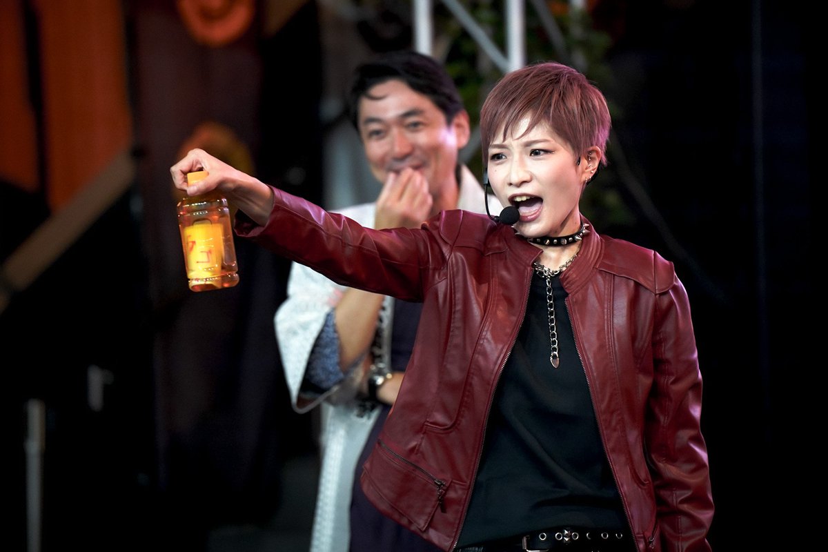 10/10 #大須大道町人祭 2025
LUNA さん
前夜祭 万松寺
その３

前夜祭にてLUNAさん。
もう大須大道町人祭でもお馴染みになりました。
そう言えば、今年は元旦から各地で、つい最近も都庁で。☺️

#LUNA #マジシャンLUNA