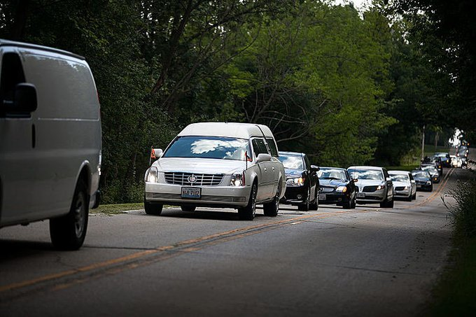 ElivetaWaves's tweet photo. Do people everywhere pull onto the shoulder out of respect when a funeral procession passes, or is it a southern thing? https://t.co/7MD8tGeTLn