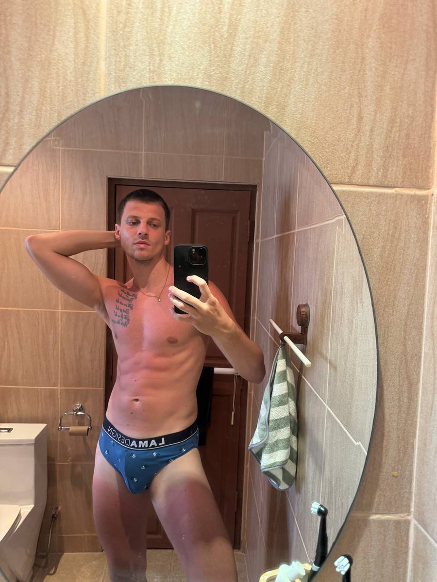 KrisJohyyu's tweet image. Should i wear speedos more often?