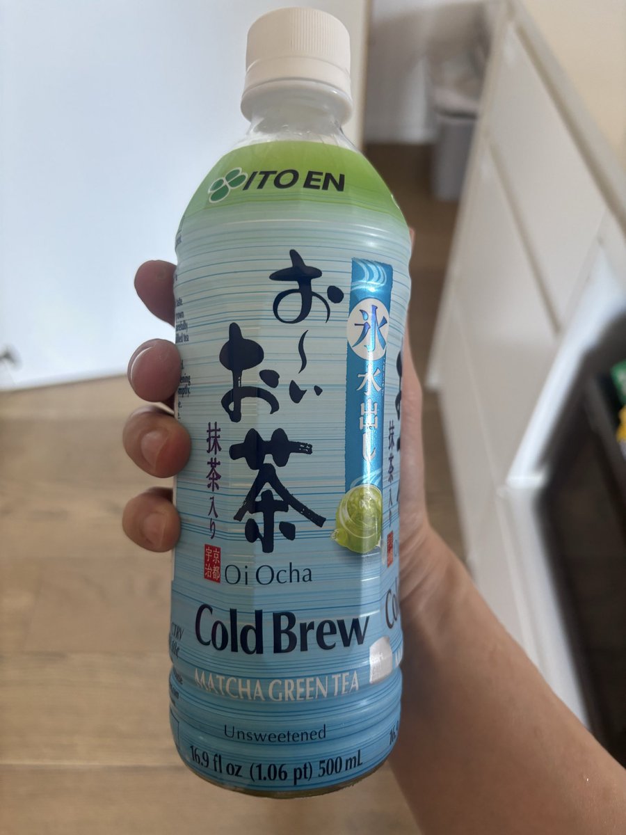woraperth's tweet photo. กราบ itoen ที่ทำอันนี้ออกมา ลองซื้อมากิน อร่อยมากกกกก รสชาติเหมือนซื้อตามร้านที่แก้วละแพง ๆ

มันคือชาเขียว + น้ำเปล่า ที่ชาเขียวเข้มข้น (itoen รสปกติมันจะรสจาง ๆ)

ทำไมไม่มีขวดใหญ่ 🫨 https://t.co/iUK4pb81cB