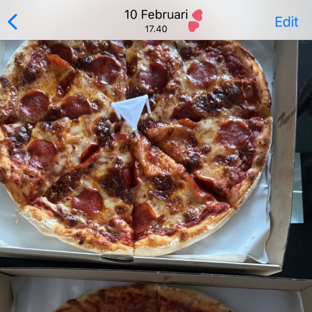 teevithe's tweet image. ternyata bulan februari kemaren dewtee sibuk di condo, setelah makan pizza bareng eh terbit jersey 88 dew di hari valentine (k-kak anu temen sonoan dikit ya?)