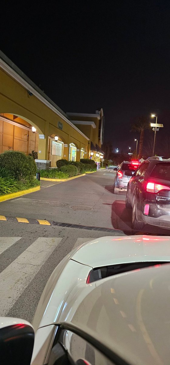 #jumbo Peñalolen, cómo tan pelotudos que con marcha blanca para cobrar estacionamiento, dejan sólo 1 salida habilitada? Nadie da la cara #todomal #cencosud a cambiar de supermercado no más!