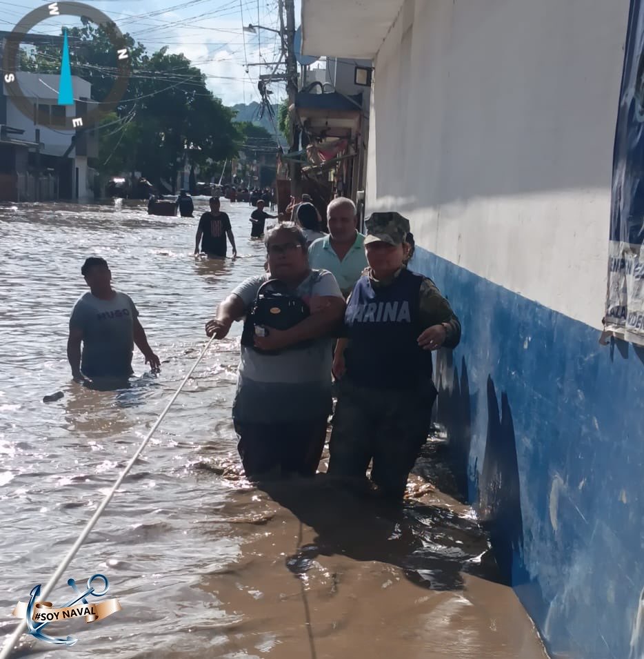 SEMAR_mx's tweet photo. #MarinaInforma 

Para garantizar la seguridad de la población, a través del #PlanMarina en su Fase de Auxilio, más de 3,300 elementos navales, vehículos, embarcaciones y aeronaves se encuentran desplegados en Puebla, Tamaulipas y Veracruz. Hemos realizado mas de 900 evacuaciones, rescates y atenciones médicas para las familias afectadas, además contamos con alrededor de 4,000 despensas listas para ser distribuidas. 

Por mar, aire y tierra, reafirmamos nuestro compromiso de estar siempre al lado de la gente, sirviendo con valor, disciplina y compromiso por #México.

Conoce los detalles en: 👉🏼 https://t.co/6whRLalaLN