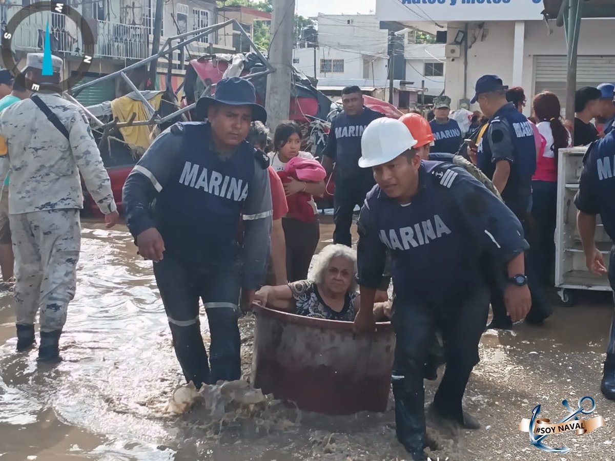 SEMAR_mx's tweet photo. #MarinaInforma 

Para garantizar la seguridad de la población, a través del #PlanMarina en su Fase de Auxilio, más de 3,300 elementos navales, vehículos, embarcaciones y aeronaves se encuentran desplegados en Puebla, Tamaulipas y Veracruz. Hemos realizado mas de 900 evacuaciones, rescates y atenciones médicas para las familias afectadas, además contamos con alrededor de 4,000 despensas listas para ser distribuidas. 

Por mar, aire y tierra, reafirmamos nuestro compromiso de estar siempre al lado de la gente, sirviendo con valor, disciplina y compromiso por #México.

Conoce los detalles en: 👉🏼 https://t.co/6whRLalaLN