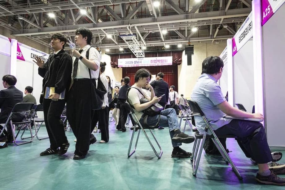 asiadailyorg's tweet image. South Korea’s four and a half day workweek plan faces a productivity test #SouthKorea #FourDayWeek #WorkLifeBalance

Read more: asiadaily.org/news/8536/