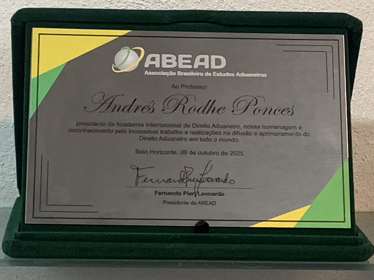 IclaNews's tweet photo. Durante el XVII Congreso Internacional de Estudios Aduaneros  organizado por la Asociación Brasileña de Estudios Aduaneros ABEAD y que se llevó a cabo del 8 al 10 de octubre de 2025, en la ciudad de Belo Horizonte,  se rindió un merecido homenaje al Dr. Andrés RohdePonce, https://t.co/rgZrbftZ63