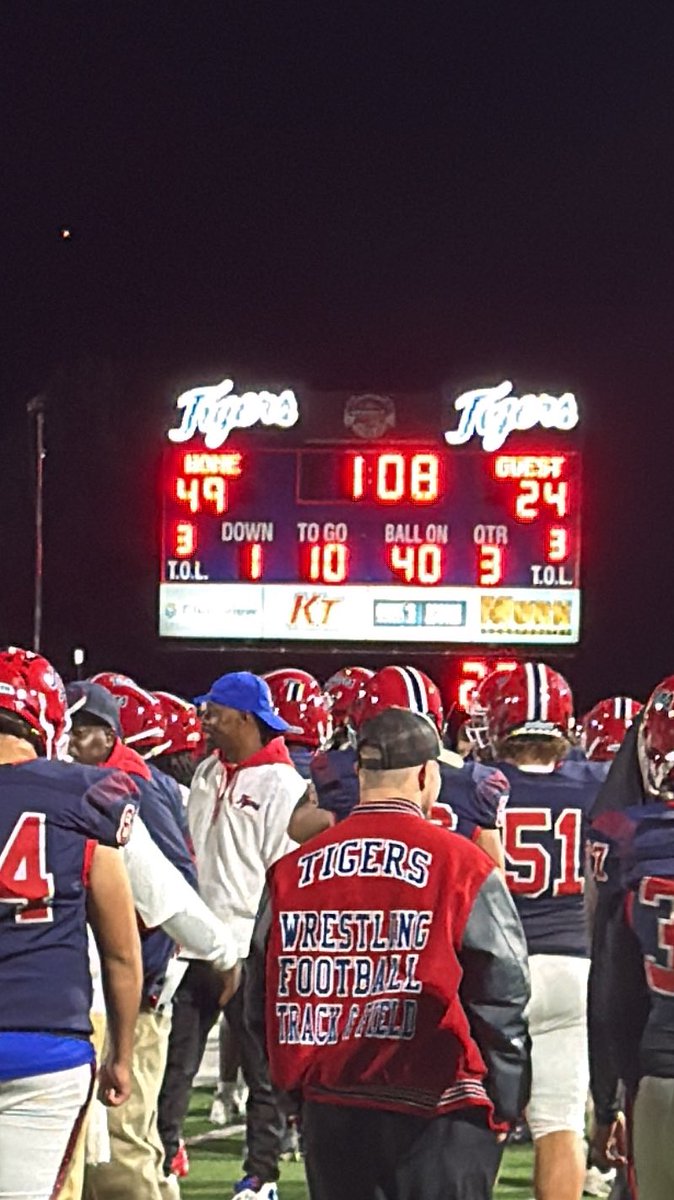 TheWPIALEdition's tweet image. 76 yard Punt return for touchdown by @KemonJones9 with his 5 th TD of the game making 49-24 1:08 3rd quarter.