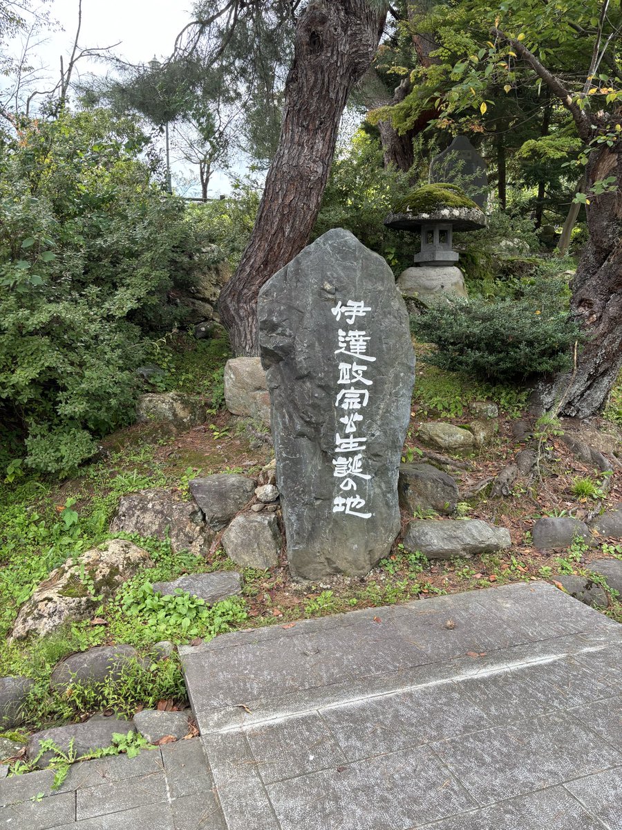 山寺に登った後

JRで山形駅に戻り

山形駅からJR2両編成のワンマンカー？で

米沢駅まで行き

米沢駅から徒歩で上杉神社へ⛩️

この後、徒歩で米沢駅まで…

疲れた…
#上杉神社