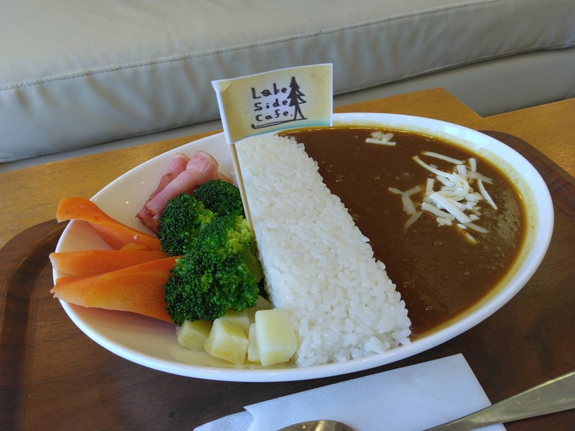 【本日、祝日開館！】 
水とエネルギー館は毎週月曜日が休館日ですが、本日(10/13月)は祝日にあたるため、開館します。 併設のレイクサイドカフェも営業しますので、ダム放流カレーお召し上がりください！
首都圏最大級の宮ヶ瀬ダムをぜひご覧ください！