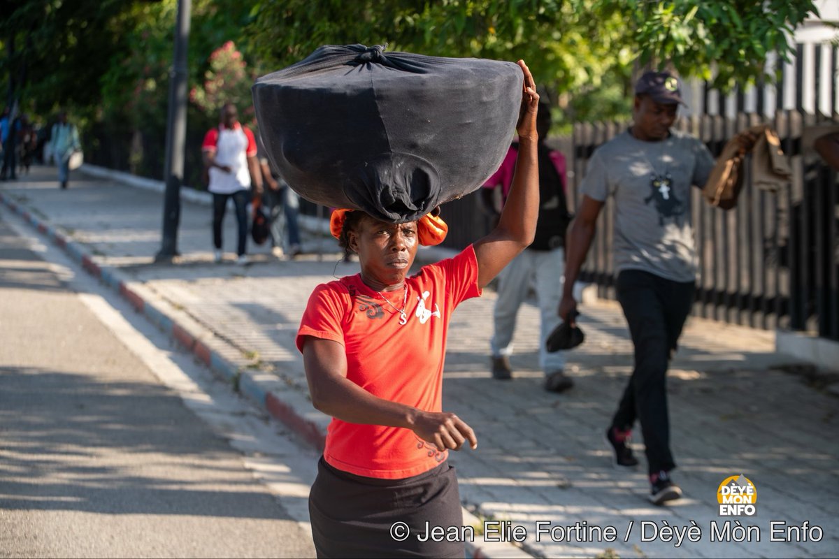 DeyeMonEnfo's tweet photo. Pòtoprens : Akòz anpil tire ki gen nan sant vil la, machin Kafou yo paka pran wout la. Moun yo oblije mache pase devan Palè pou yo rive jwenn chemen lakay yo. 
📸 @JeanElieRider / @DeyeMonEnfo https://t.co/N98Te1cO90