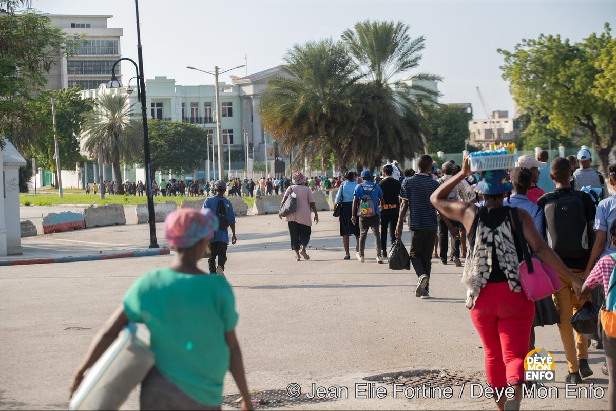 Pòtoprens : Akòz anpil tire ki gen nan sant vil la, machin Kafou yo paka pran wout la. Moun yo oblije mache pase devan Palè pou yo rive jwenn chemen lakay yo. 
📸 <a href="/JeanElieRider/">Jean Elie Fortuné</a> / <a href="/DeyeMonEnfo/">Dèyè Mòn Enfo</a>