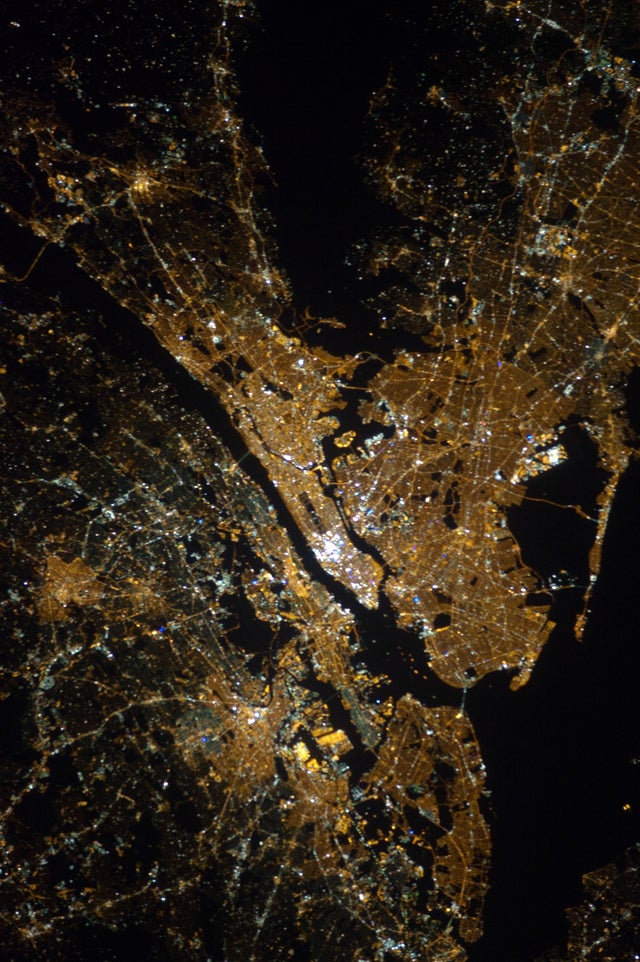 flvcovlquimistv's tweet image. Yup. Many cities have been slower to adapt them white LED lights than their surrounding suburbs. You can still make out the grid of these cities from space