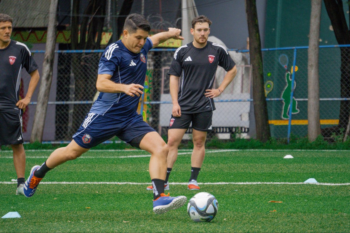 GalacticosDelCa's tweet photo. ¡Hoy tuvimos un juego amistoso con @AniquiladoresFC ! 

Un partido divertido e intenso, muchas gracias por el sparring 💪🏻

#SangreGalactica ❤️💙 https://t.co/BKbLYmahuY