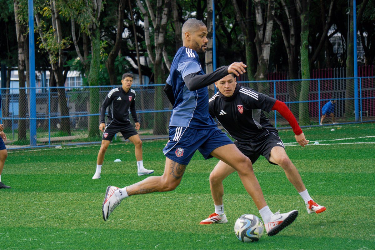 GalacticosDelCa's tweet photo. ¡Hoy tuvimos un juego amistoso con @AniquiladoresFC ! 

Un partido divertido e intenso, muchas gracias por el sparring 💪🏻

#SangreGalactica ❤️💙 https://t.co/BKbLYmahuY