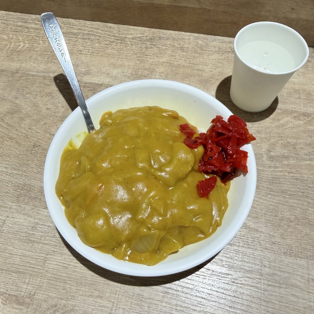 blackcat_tom's tweet image. ご飯にバスセンターのカレー！
知ってるカレーとは少し違う！！