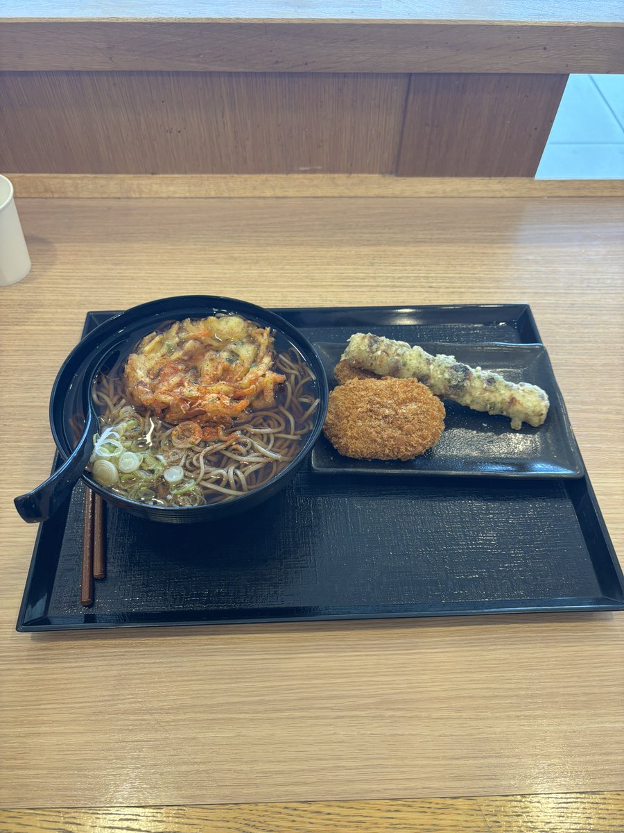 空港で蕎麦好きなんだよなあ😋😋
朝から食べ過ぎかな