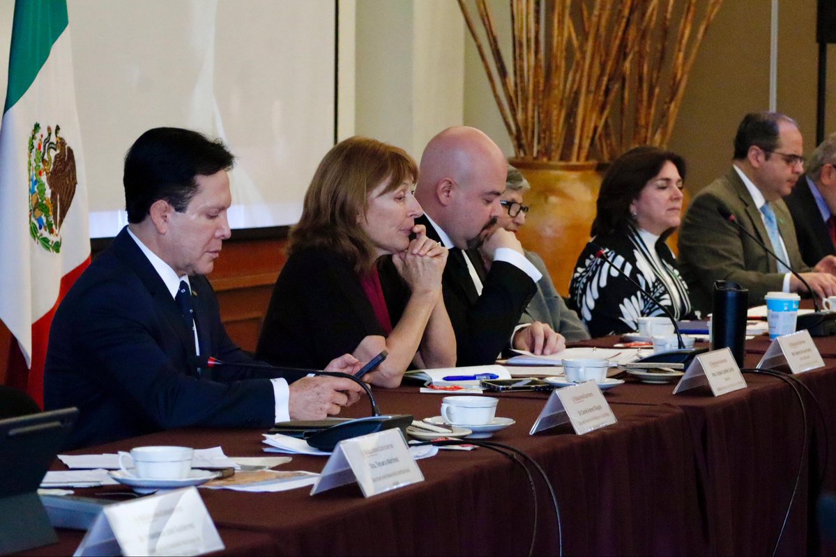 SRE_mx's tweet image. En el marco del #DíaMundialDeLaSaludMental, la @SRE_mx celebró una mesa de diálogo sobre salud mental de las personas migrantes. Se revisaron los avances de los servicios de apoyo psicosocial dirigidos a las y los mexicanos en el exterior o en situación de retorno.

El bienestar…