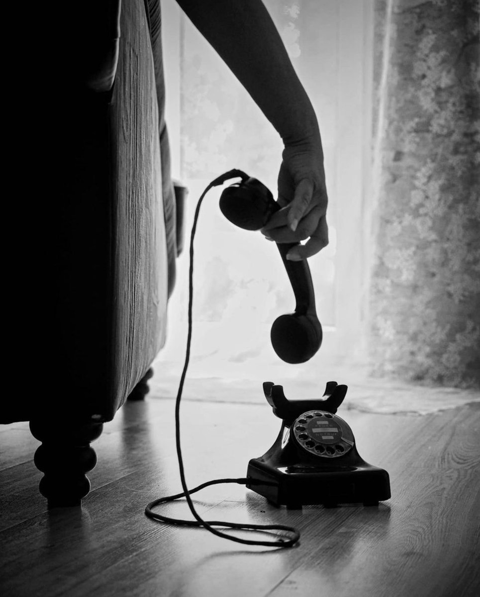 وشاية:

تلك الرسائل التي 
تكتبها من أجلي 
تصلني رغم أنك
 لم تبعثها!