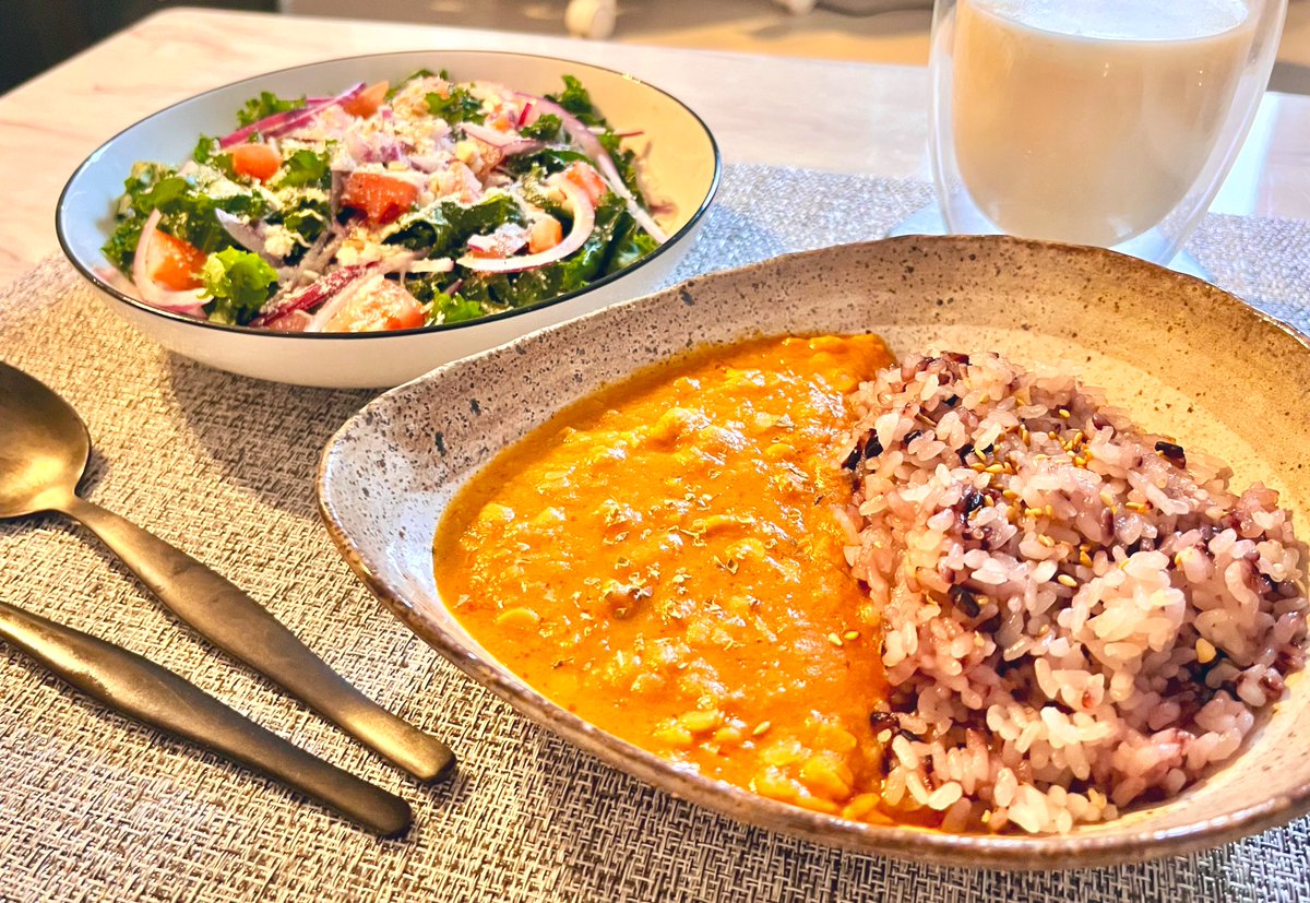 本日の朝ごはん
朝からカレーを食べる幸せ😊
ご飯は黒米を混ぜて炊くのが大好き⭕️
ケール×アーリーレッド×トマトのサラダと一緒に。ごちそうさまでした🙏

#おうちごはん
#料理記録