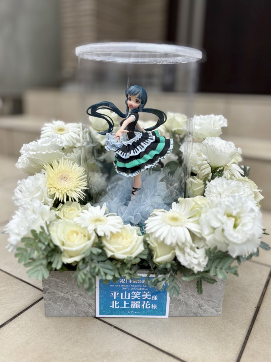 shigeggg's tweet photo. ぴらみさん、麗花さんに楽屋花をお送りさせていただきました！この日のために作った自作の12th衣装麗花さんフィギュアを中心に据える構成にチャレンジ。
#Sakaseru さんから雨宮靖さんに作成いただきました！
#ミリオン12th #ミリオン12th_day1 #花飾りweekend https://t.co/Gs6WD6arHC