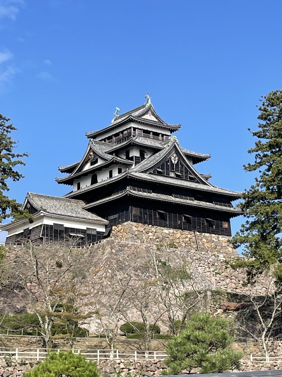 007fukuryu's tweet photo. 出雲　松江城

今朝の松江城。ばけばけ効果なのか、朝早くから人が結構いました。

#国宝 #松江城 #日本100名城 #城巡り #御城印 #ばけばけ #石垣 #水堀 #現存天守 https://t.co/fhBtEiMxBD
