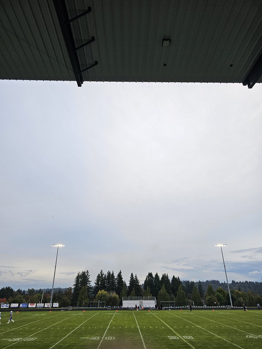 Live from the alma mater for Homecoming. 

Feat. Mom!

Ya girlie is sportin' her 25 year old Letterman's jacket for the occasion. Still fits!